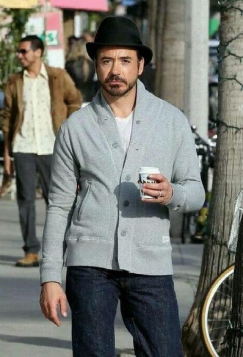 Любимые джинсы, футболки с принтами и лаконичные кардиганы - повседневный образ Роберта в большинстве случаев выглядит примерно так. 03