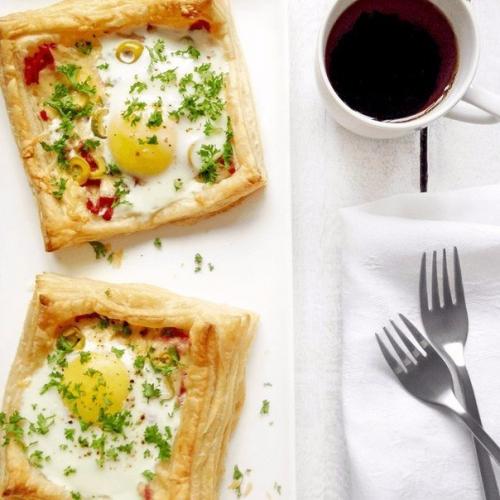 Слойки с яйцом, ветчиной и сыром. Слойки с яйцом, ветчиной и сыром.