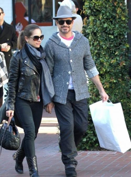 Любимые джинсы, футболки с принтами и лаконичные кардиганы - повседневный образ Роберта в большинстве случаев выглядит примерно так. 02