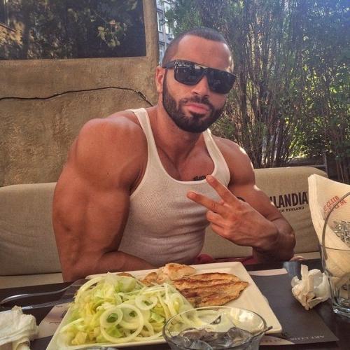 Уже не секрет, что ребята, которые заботятся о своей фигуре готовят круче некоторых девушек. 
