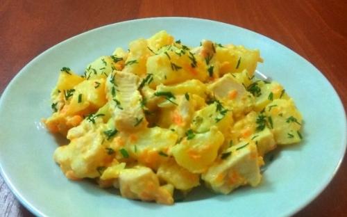 Картофель с курицей в сырном соусе.