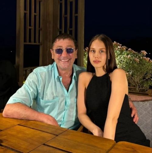 18-Летняя невеста Григория лепса длиннющие ноги показала. 02