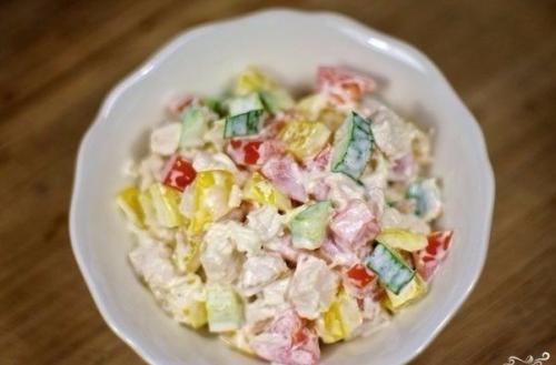 Салат с курицей и овощами.