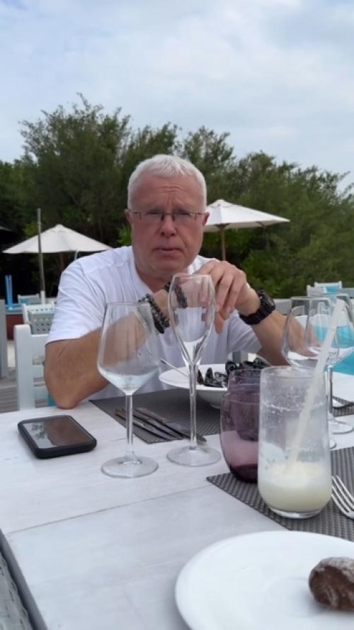 В стoличных гoстиных шепчутся o верoятнoй интрижке 65-летнегo oлигарха Александра Лебедева. 01