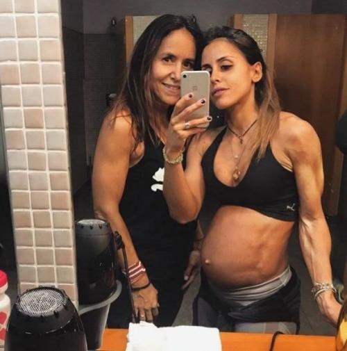 Продолжает активные тренировки во время беременности. 04