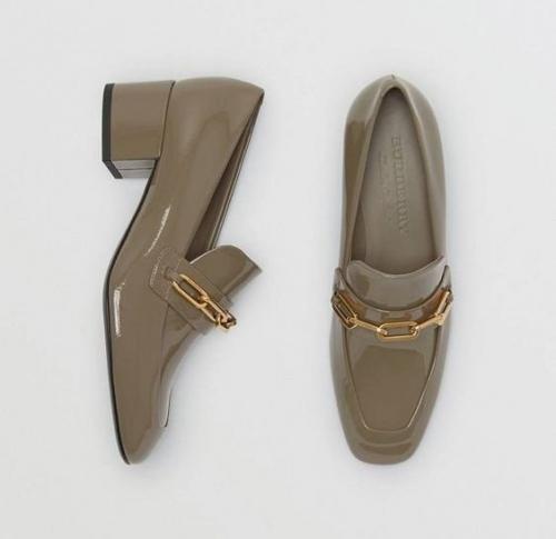 Лоферы - удобная, практичная и универсальная обувь, которая способна заменить даже женственные туфли на высоком каблуке.