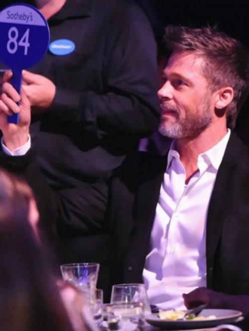 Брэд питт был готов заплатить $120 000 за приватный просмотр Игры Престолов вместе с Эмилией Кларк. 02