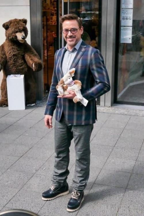 Любимые джинсы, футболки с принтами и лаконичные кардиганы - повседневный образ Роберта в большинстве случаев выглядит примерно так. 01