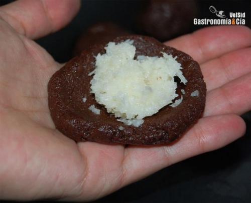 Шоколадное печенье с кокосовой начинкой. 03