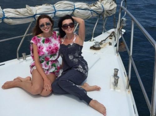 Анна Заворотнюк вспомнила о покойной маме на фоне ракетных ударов в Дубае. 
