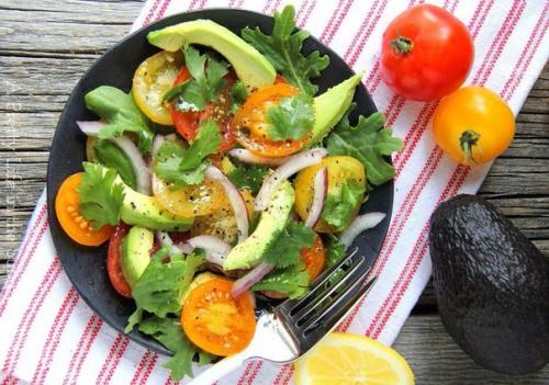 Салат с авокадо, помидоров, капусты и лука.

