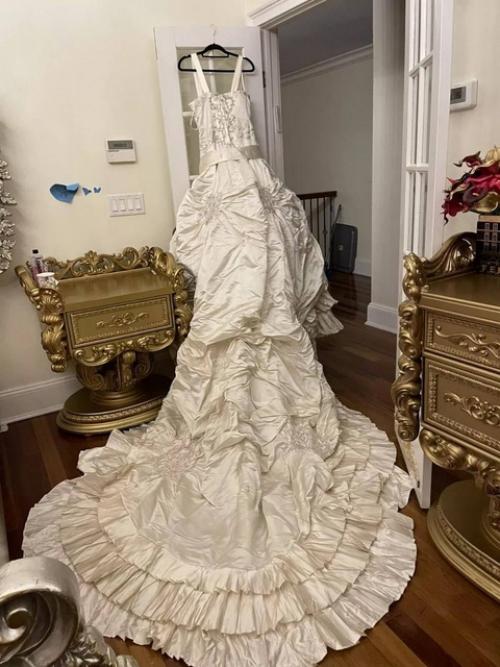 Пользователи Ebay обнаружили на ресейл - платформе свадебное платье Мелании трамп авторста Джона Гальяно. 01