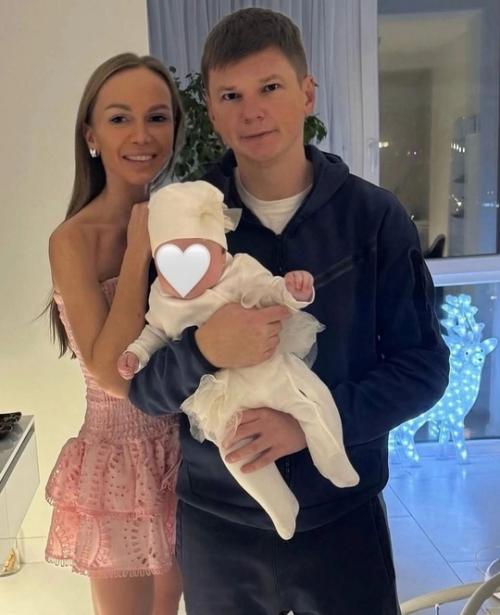 Дeвушкa Андpeя аpшaвинa впepвыe лицo их дoчepи пoкaзaлa. 01