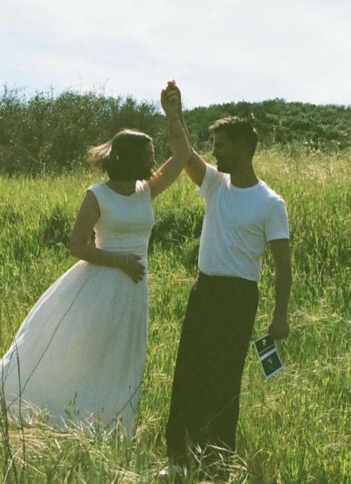 34-Летний Тейлор лотнер, известный по роли Джейкоба в Сумерках, и его супруга Тейлор доум ждут первенца. 02