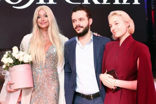 Главное - это любовь: дочь Волочковой рассказала о помолвке и показала кольцо. 02