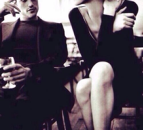 Я - девушка!  Я всегда буду ждать первого шага от мужчины.