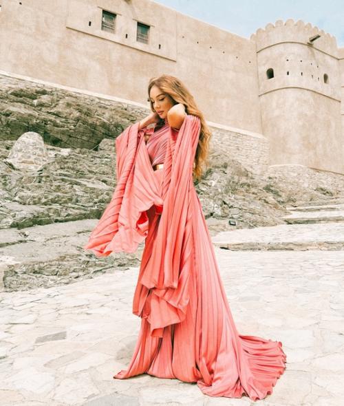 Анна седокова вновь выходит в свет после месяцев затворничества. 02