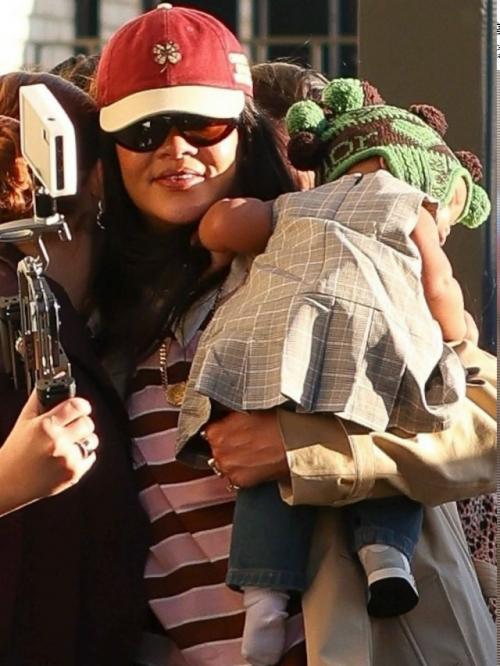 Рианна впервые на публике с младшей дочкой роки айриш появилась. 01