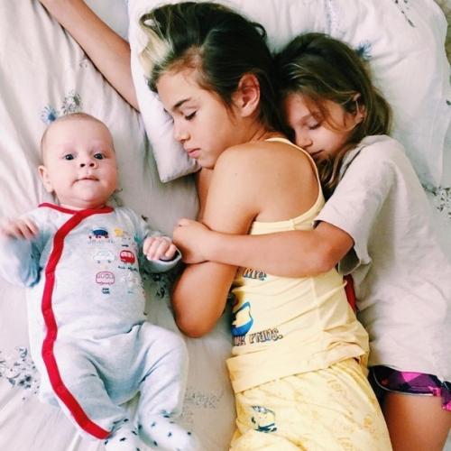 Анна седокова шикарно выглядит и формирует своим примером чувство стиля у деток. 03