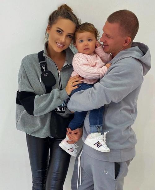 Певица Ханна с мужем и дочкой Адрианой пашу! 05