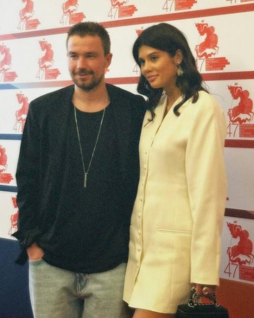 Александр Петров и его жена, наконец, вышли в свет после радостного события в их жизни - рождения малыша! 02