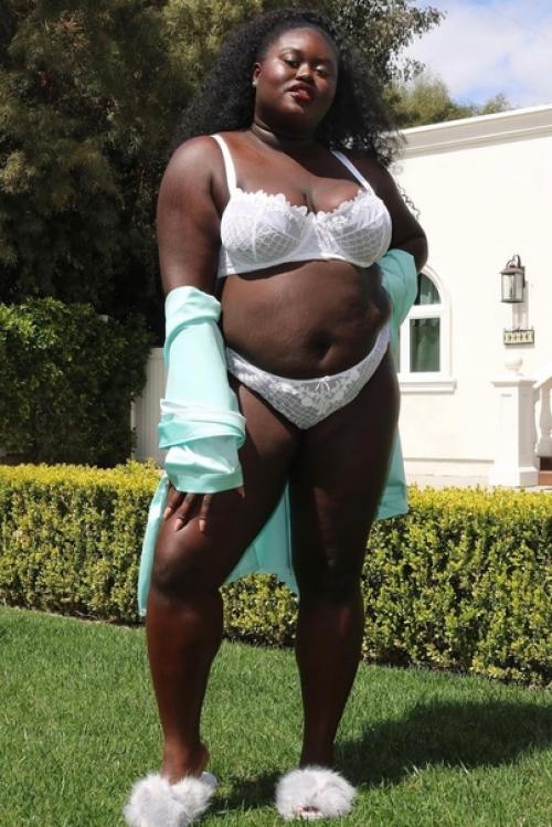 Savage x Fenty - бельевой бренд Рианны, запустил свою свежую рекламную кампанию, которая всколыхнула соцсети. 01