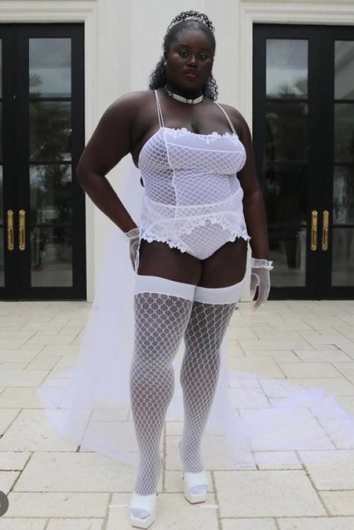 Savage x Fenty - бельевой бренд Рианны, запустил свою свежую рекламную кампанию, которая всколыхнула соцсети. 02