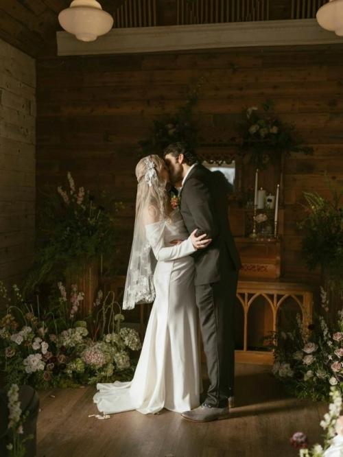 Актриса из сериала Дневники Вампира Кэндис аккола вместе с партнером Стивеном Крюгером официально вступили в брак. 01