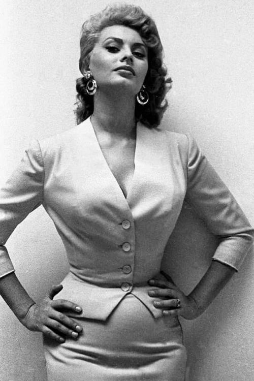 В годах так 80-х в советских столовых, можно было увидеть такой лозунг: Ешь Картошку, лук и Хрен, Будешь как Софи Лорен. 05