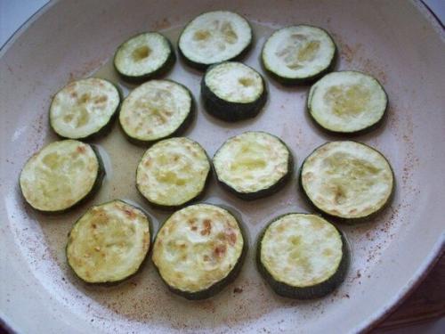 Кабачки, запеченные с шампиньонами и помидорами под сыром. 01