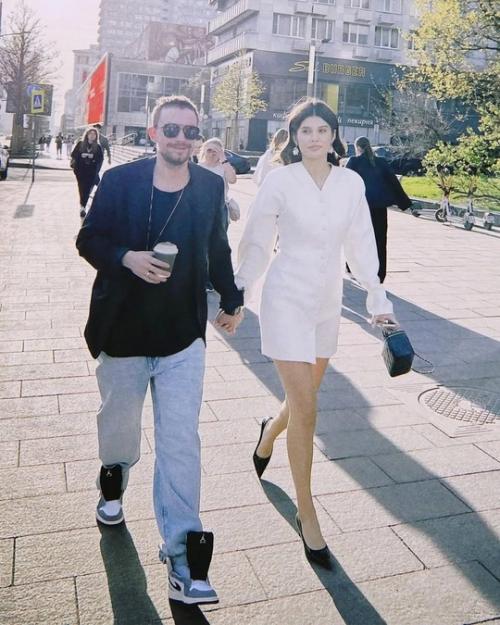 Александр Петров и его жена, наконец, вышли в свет после радостного события в их жизни - рождения малыша! 01