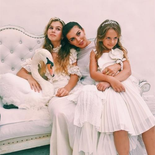 Анна седокова шикарно выглядит и формирует своим примером чувство стиля у деток. 02