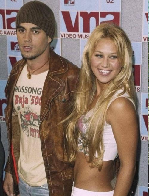 В\xA02001 году Анну Курникову пригласили сняться в клипе испанского певца Энрике иглесиаса на песню Escape.

