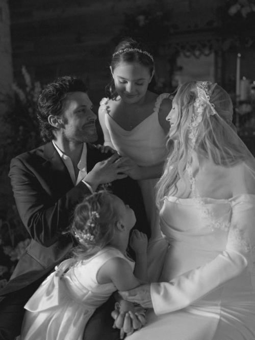 Актриса из сериала Дневники Вампира Кэндис аккола вместе с партнером Стивеном Крюгером официально вступили в брак. 03