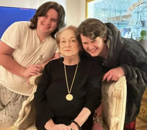 Лучше бы и Дальше Продолжала их Прятать: в сети обсудили внешность сыновей Шерон стоун. 03