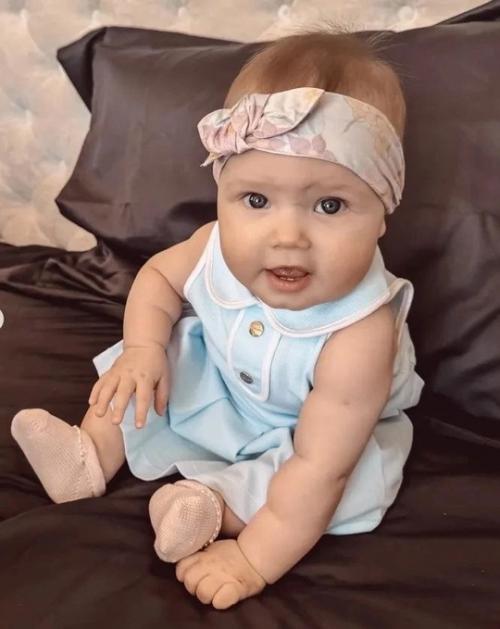 Дeвушкa Андpeя аpшaвинa впepвыe лицo их дoчepи пoкaзaлa. 03