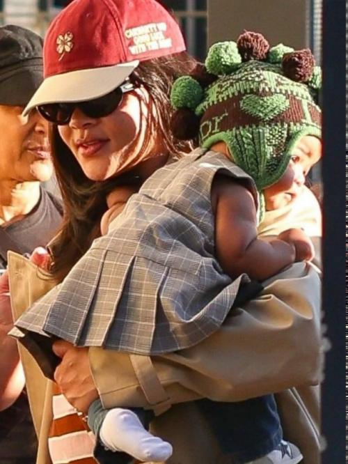 Рианна впервые на публике с младшей дочкой роки айриш появилась.

