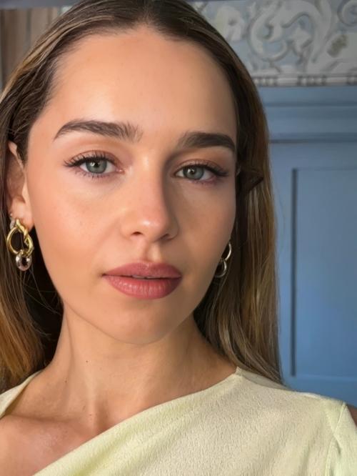 Звезда Игры Престолов Эмилия Кларк на пороге 40-летия выбирает путь естественной красоты. 01