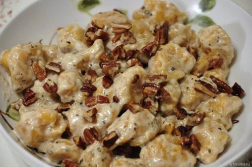 Курица тушеная с шампиньонами. Курица тушеная с шампиньонами.