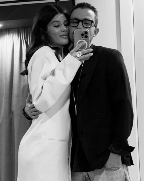 Александр Петров и его жена, наконец, вышли в свет после радостного события в их жизни - рождения малыша! 03