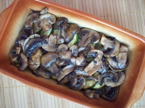 Кабачки, запеченные с шампиньонами и помидорами под сыром. 03