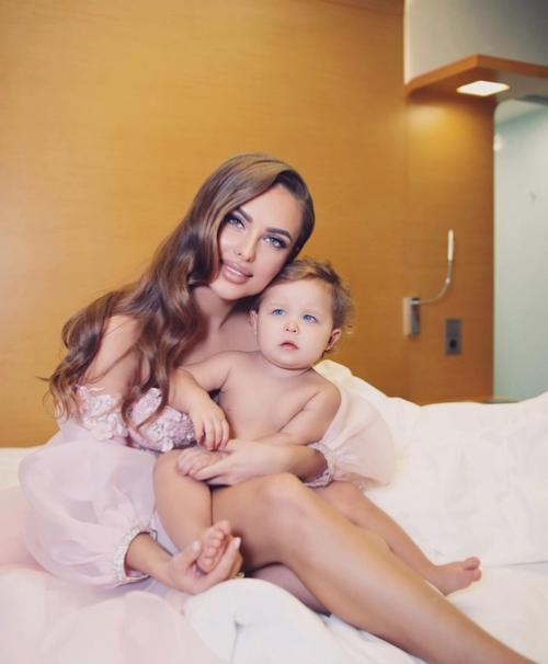 Певица Ханна с мужем и дочкой Адрианой пашу! 04