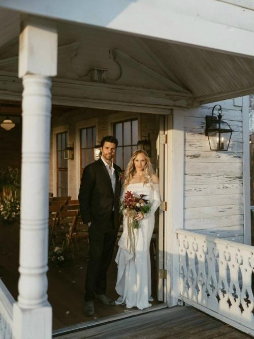 Актриса из сериала Дневники Вампира Кэндис аккола вместе с партнером Стивеном Крюгером официально вступили в брак. 02