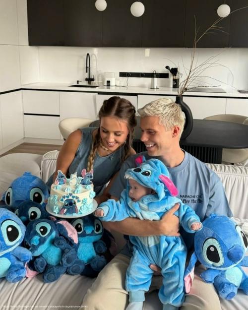 Алексей янгер вместе с супругой Татьяной поделились свежими фотографиями, на которых запечатлен их пятимесячный сынишка Леон. 01