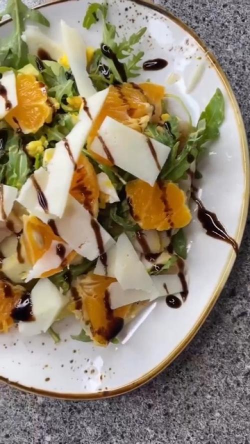 Пикантный салат с кальмарами, авокадо и мандарином. 01