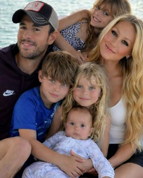 В2001 году Анну Курникову пригласили сняться в клипе испанского певца Энрике иглесиаса на песню Escape. 06