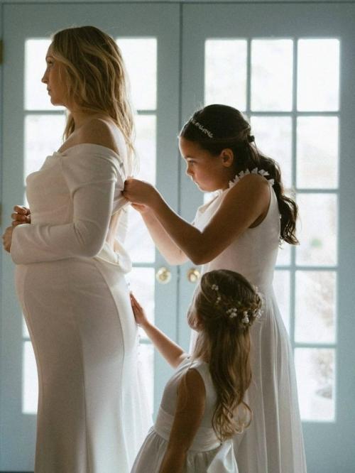 Актриса из сериала Дневники Вампира Кэндис аккола вместе с партнером Стивеном Крюгером официально вступили в брак. 05