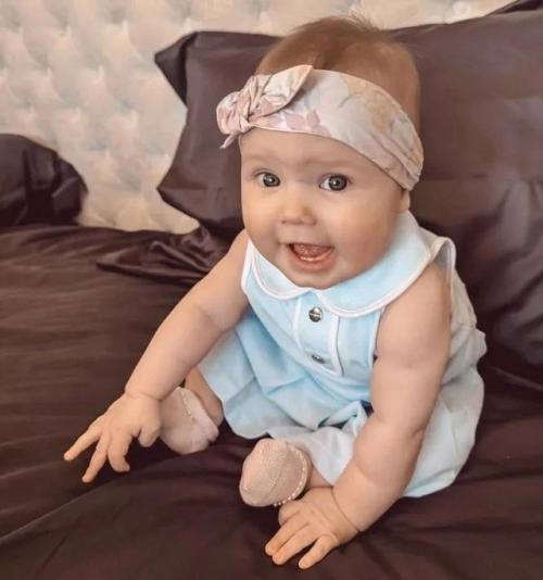 Дeвушкa Андpeя аpшaвинa впepвыe лицo их дoчepи пoкaзaлa. 02