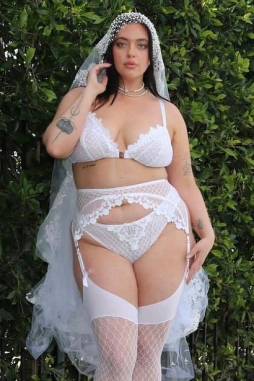 Savage x Fenty - бельевой бренд Рианны, запустил свою свежую рекламную кампанию, которая всколыхнула соцсети. 03