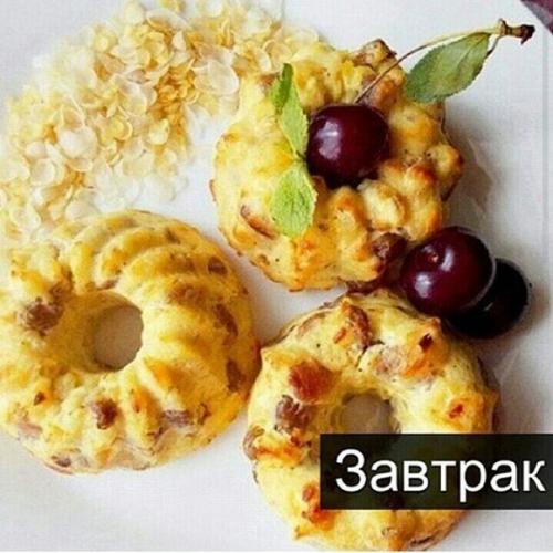 Полезные сырники. Ингредиенты: творог - 250 г, яйцо куриное - 1, хлопья или отруби - 5 ст.